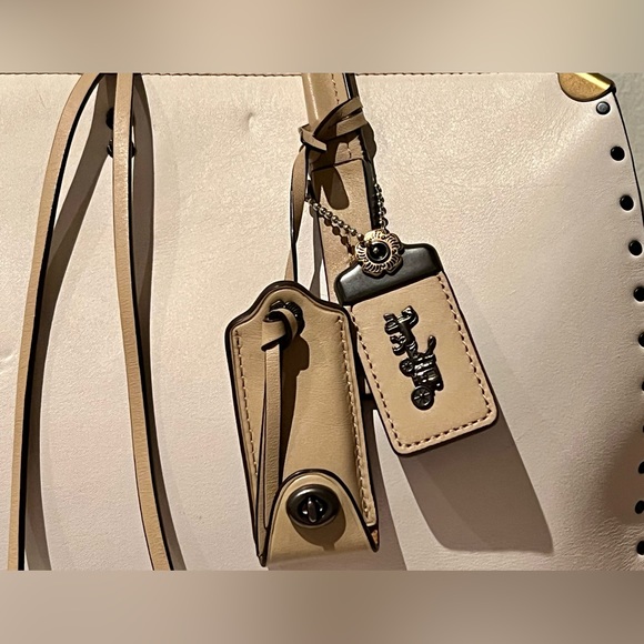 Coach 1941 Cooper Carryall in Chalk & Beechwood with Border Rivets Colorblock - Picture 4 of 9